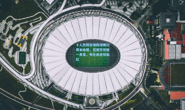 十人热刺主场四球横扫哥本哈根，范德芬惊艳一条龙，布伦南进球染红