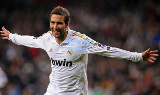 球迷跨省邮寄球衣求签名引争议，体育文化呼唤理性追星新范式